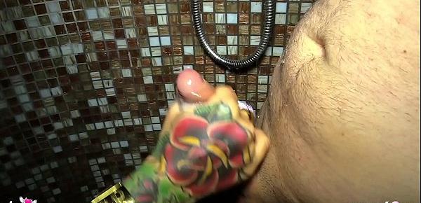 Echte deutsche Teen Hure von 2 Freiern in der Dusche gefickt - German Hooker